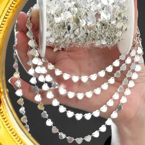 Vue détaillée de la chaîne de cœur argentée DIY pour bracelets faits main et bijoux uniques.