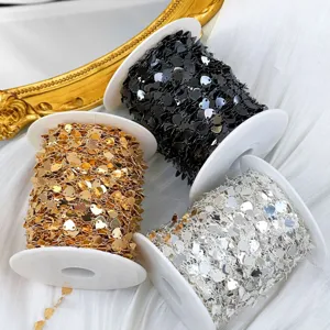 Détail de chaîne DIY sequins en cœur, chaînes de liaison en métal or argent et noir.