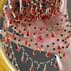 Vue détaillée de bijoux de chaîne à gouttes noir et rouge DIY, gros plan sur les maillons délicats.