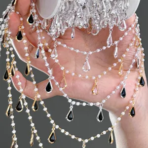 Gros plan détaillé de chaînes de perles en larmes DIY, design multicouche pour accessoires Hanfu.