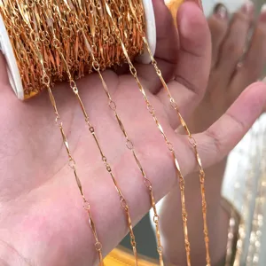 Gros plan détaillé de la bobine de chaîne plate dorée, idéale pour la création de bijoux.