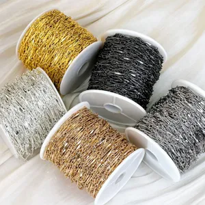 Vue détaillée de bobines de chaînes métalliques DIY multicolores, idéales pour les bijoux.