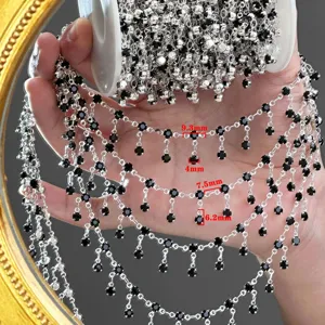 Chaîne argentée DIY avec pendentifs en strass noirs, idéale pour vêtements de poupée et accessoires.