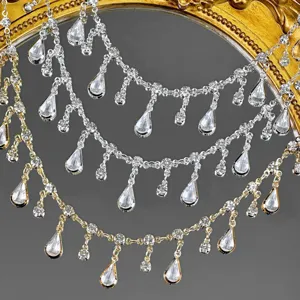 Gros plan de chaînes à pampilles en strass DIY avec cristaux en forme de goutte, idéal.
