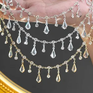 Détails en gros plan d'accessoires de chaîne de strass en forme de goutte, pendentifs.