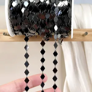 Schwarze Rhombus Metallkette Rolle für DIY Kleidung und Schmuck, stilvolles dunkles Design.
