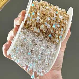 Detailansicht der DIY Kupfer Tropfen Zirkon Kristallkette in Gold und Silber mit AB Glanz.