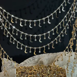 Chaine doree DIY avec strass et pendentifs lune, vue detaillee des accessoires de bijoux.