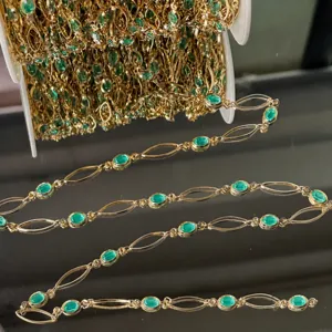 Chaîne dorée DIY avec pierres ovales vert menthe pour bijoux et accessoires faits à la main.