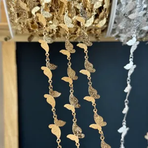 Détail de chaîne papillon givrée dorée et argentée pour bijoux faits main DIY et accessoires hanfu.