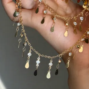Chaîne de tête multicouche dorée avec strass et gouttes style Dunhuang accessoire cheveux.