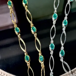 Gros plan détaillé de chaînes de maillons en métal et pierres ovales vert menthe pour bijoux.