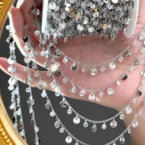 Gros plan sur une chaîne en métal avec zirconiums et paillettes pour loisirs créatifs.