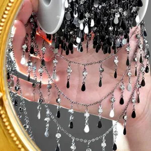 Détail chaîne strass goutte DIY, accessoire décoratif métallique vintage pour coiffure.