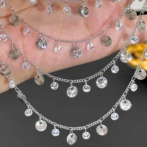 Vue détaillée d'une chaîne en cuivre DIY avec disques facettés et pendentifs en cristal.
