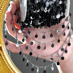 Detail en gros plan de chaine de disques noirs scintillants pour accessoires de costume DIY.