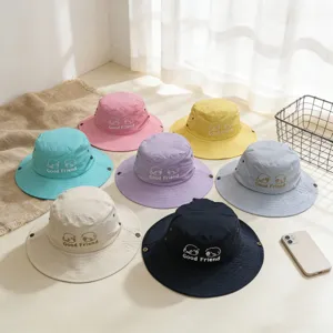 Sombrero de cubo colorido para niños con lindo bordado, ajustable, ideal para exteriores.
