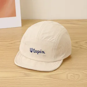 Gorra de 5 paneles beige con letras Utopia bordadas, gorra plana impermeable minimalista.
