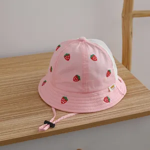 Süßer Kinder Sonnenhut mit Erdbeer Muster, atmungsaktiver Mesh Anglerhut für Outdoor.