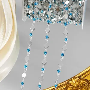 Gros plan detaille de la chaine de strass argentees avec plaques metalliques pour DIY.