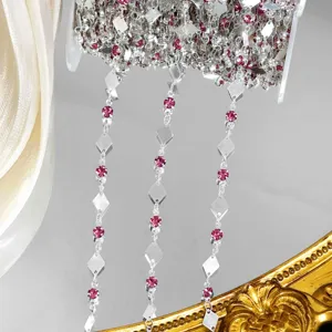 Détail chaîne strass, accessoire en métal argenté pour sacs DIY et décoration vêtements.