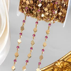 Bobine de chaîne DIY dorée avec plaques en losange et strass roses pour bijoux et sacs faits main.