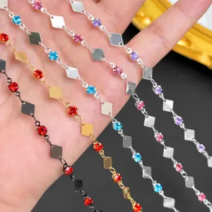 Gros plan de chaînes métalliques DIY avec losanges et strass colorés pour les loisirs.