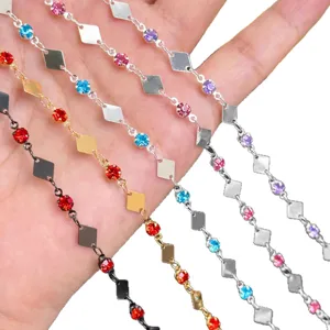 Chaîne en métal DIY avec des strass colorés et des pièces en losange pour sacs artisanaux.