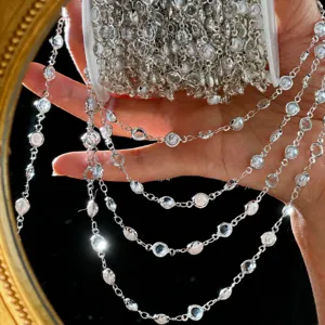 Gros plan detaille de la bobine de chaine de perles en verre DIY pour la decoration.