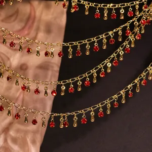 Detail de chaine strass goutte, bordure metal dore pour bricolage et accessoire cheveux vintage.