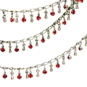 Chaine doree DIY avec strass rouges et pendentifs en forme de goutte pour accessoires de coiffure.