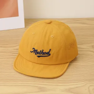 Detalle de gorra de béisbol de secado rápido amarilla para niños, sombrero de sol plano.