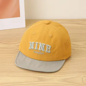 Gorra de béisbol infantil de visera plana con bordado y malla transpirable.