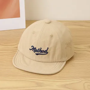 Detalles de la gorra de béisbol infantil lisa de secado rápido en color beige con bordado azul.
