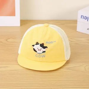 Detalle de gorra de béisbol de malla para bebé con bordado de vaca, sombrero de verano.