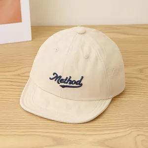 Detalle de gorra infantil de secado rápido con visera corta y bordado elegante para niños.