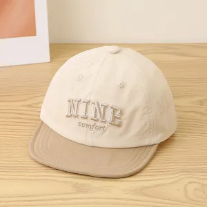 Gorra de béisbol de ala plana con bordado de letras bicolor para niños transpirable.