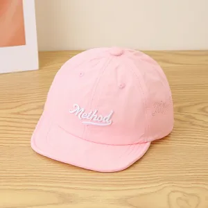 Detalle gorra béisbol rosa plana niño, material ligero secado rápido con bordado frontal bonito.