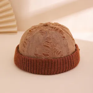 Vista detallada del gorro melon marrón retro con un cómodo dobladillo de punto acanalado.