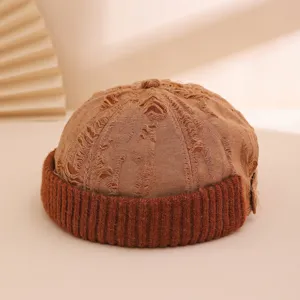 Vista detallada del gorro miki marrón desgastado con vuelta de punto, estilo retro único.