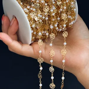 Gros plan détaillé de la chaîne DIY dorée avec de jolies fleurs de rose et des perles.