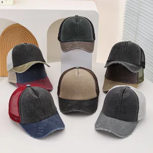 Nahaufnahme von verwaschenen, farbblockierten Trucker-Caps mit Netz und Vintage-Stil.
