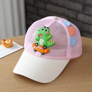 Gedetailleerd overzicht van schattige 3D dinosaurus mesh kinder honkbalpet in roze en wit.
