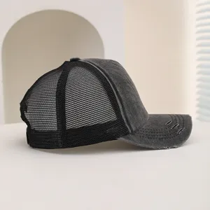 Detaillierte Seitenansicht einer vintage gewaschenen Mesh-Baseballcap in Dunkelgrau atmungsaktiv.