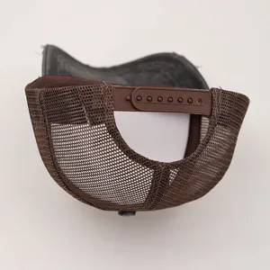 Detailansicht der braunen Vintage-Trucker-Cap mit Mesh-Rücken und verstellbarem Verschluss.