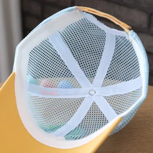 Kinderen mesh honkbalpet binnenkant detail, ademend blauw ontwerp met gele rand.