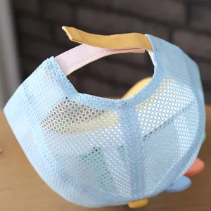 Ademende mesh kinder honkbalpet detailweergave met verstelbare klittenbandsluiting.