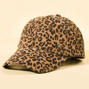 Primer plano de una gorra de béisbol con estampado de leopardo clásico y visera curvada rígida.
