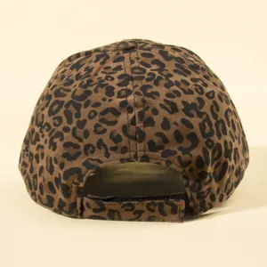 Detalle gorra de béisbol con estampado de leopardo vista trasera con correa ajustable.