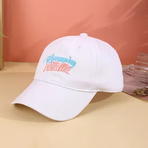 Λευκό κέντημα καπέλο μπέιζμπολ με κομψή μπροστινή επιγραφή για casual καθημερινή χρήση.